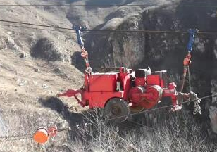 三臺手拉葫蘆可在山區(qū)進(jìn)行“高空吊車”